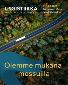 Ilmakuva metsämaiseman halki kulkevalla tiellä ajavasta rekasta.